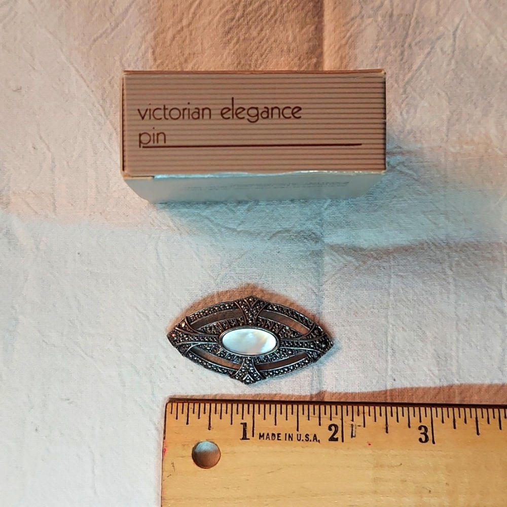 Vintage Victorian pin